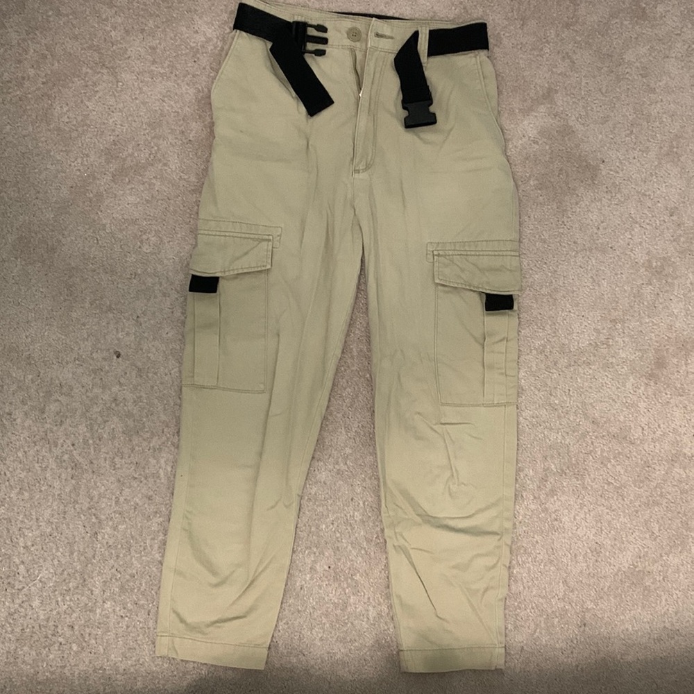 H&M women’s beige cargo pants with belt